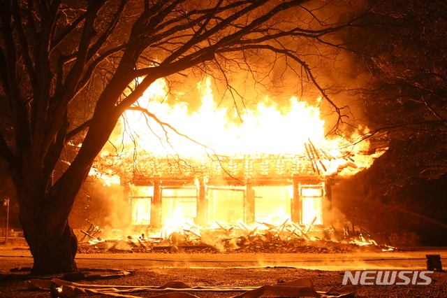 [정읍=뉴시스] 김종효 기자 = 5일 오후 6시50분께 전북 정읍 내장산국립공원 내 사찰인 내장사의 대웅전에 화재가 발생했다. 지난 2012년 10월 기존 대웅전이 화재로 전소된 후 2015년 7월에 다시 복원한 대웅전이 또 한번 화마에 휩싸였다. 불타고 내장산 대웅전의 모습이다. 2021.03.05. kjh6685@newsis.com