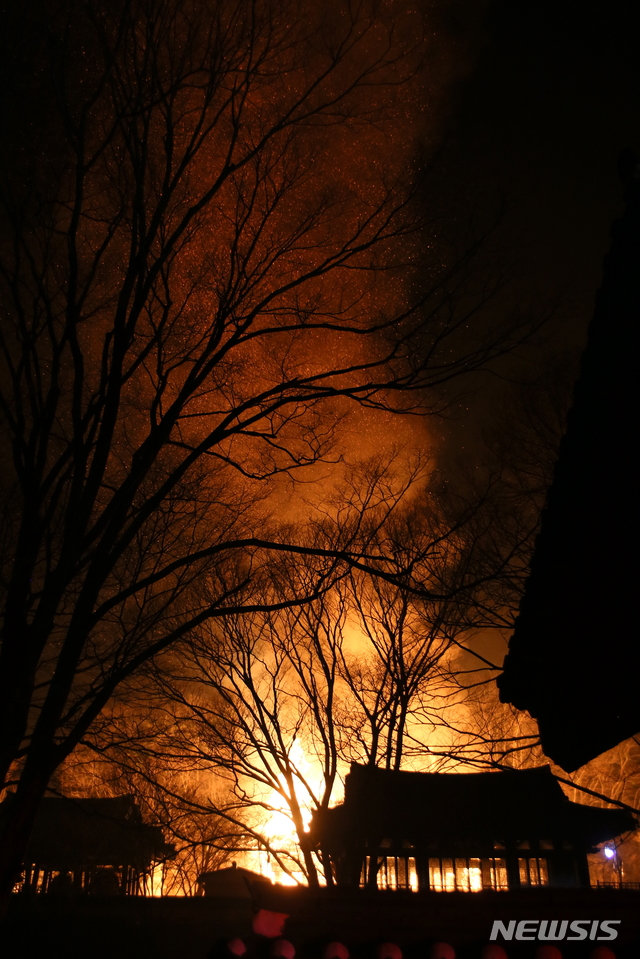 [정읍=뉴시스] 김종효 기자 = 5일 오후 6시50분께 전북 정읍 내장산국립공원 내 사찰인 내장사의 대웅전에 화재가 발생했다. 지난 2012년 10월 기존 대웅전이 화재로 전소된 후 2015년 7월에 다시 복원한 대웅전이 또 한번 화마에 휩싸였다. 불타는 내장산 대웅전 위로 수십m의 불길이 피어오르고 있다. 2021.03.05. kjh6685@newsis.com