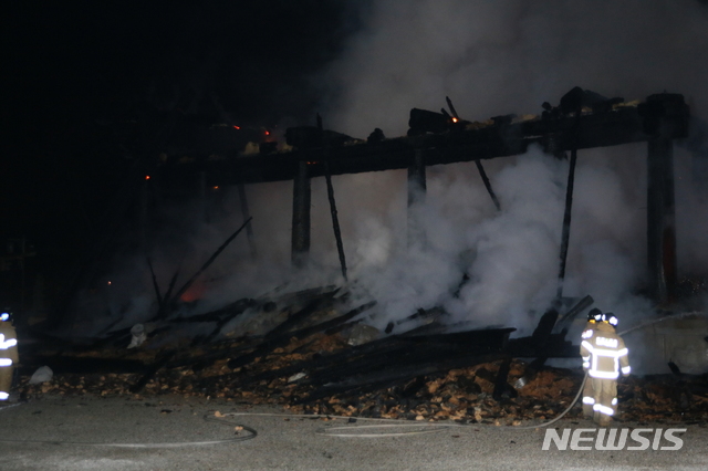[정읍=뉴시스] 이학권 기자 = 5일 오후 6시37분께 전북 정읍 내장산국립공원 내 내장사 대웅전에서 화재가 발생, 대웅전이 잿더미로 변했다. 출동한 소방대원들이 잔불을 정리하고 있다. 2021.03.05. un-0550@newsis.com 