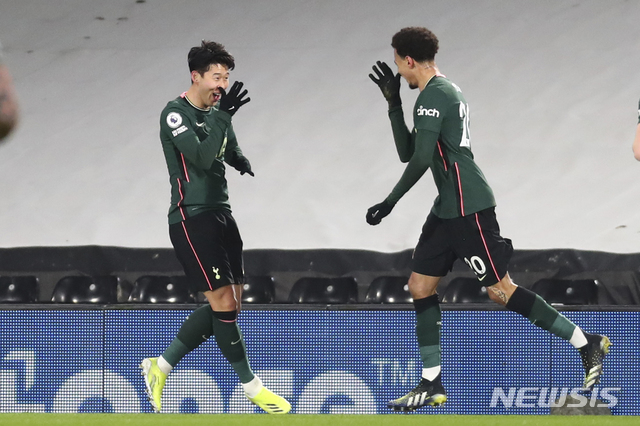 [런던=AP/뉴시스]토트넘의 손흥민(왼쪽)이 4일(현지시간) 영국 런던의 크레이븐 코티지에서 열린 풀럼과의 2020-21 잉글랜드 프리미어리그(EPL) 33라운드 전반 19분 자신의 도움으로 선제골을 넣은 델리 알리와 기뻐하고 있다. 그러나 이 골은 상대 자책골로 판명돼 리그 9호 도움 기회를 날렸다. 2021.03.05.