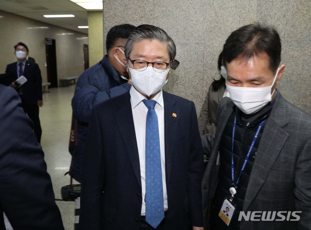 [서울=뉴시스]최동준 기자 = 변창흠 국토교통부 장관이 5일 서울 여의도 국회에서 이낙연 더불어민주당 대표와 면담을 하기 위해 당대표실로 들어서고 있다. (공동취재사진) 2021.03.05. photo@newsis.com
