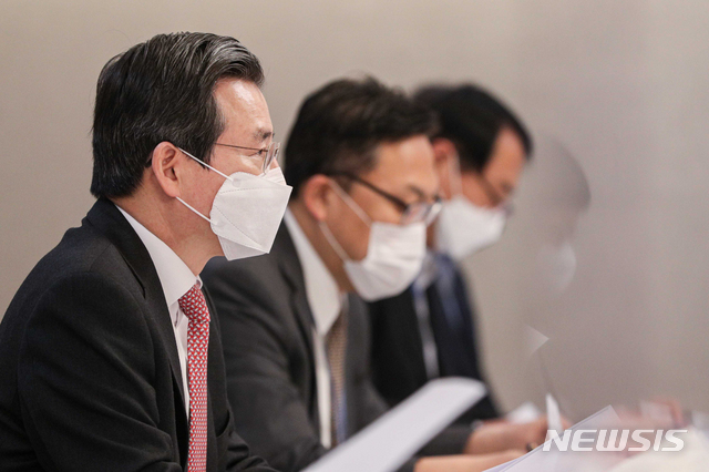 [서울=뉴시스]김명원 기자 = 김용범 기획재정부 제1차관이 5일 오전 서울 종로구 정부서울청사 국무위원식당에서 열린 제8차 혁신성장 전략점검회의 겸 정책점검회의 겸 한국판뉴딜 점검TF 겸 제4차 물가관계차관회의에 참석해 발언하고 있다. (공동취재사진) 2021.03.05. photo@newsis.com