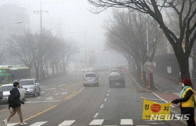 [전주=뉴시스] 김얼 기자 = 지난 5일 전북 전주시 완산구 서원로가 앞이 보이지 않을 정도로 안개가 가득 차 있다. 2021.03.05.pmkeul@newsis.com