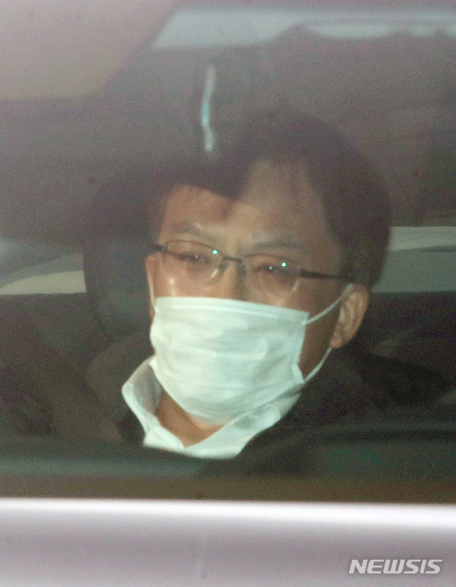 [서울=뉴시스]박미소 기자 = 검찰총장 직무대행을 맡은 조남관 대검찰청 차장검사가 차량을 타고 5일 오전 서울 서초구 대검찰청에 들어서고 있다. 2021.03.05. misocamera@newsis.com