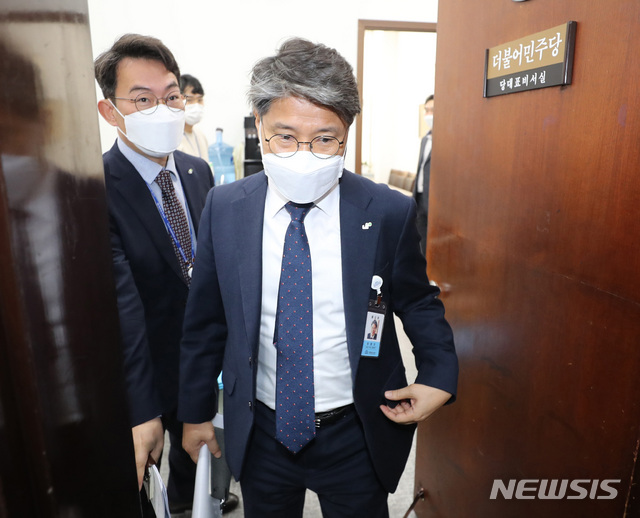 [서울=뉴시스]전진환 기자 = 장충모 한국토지주택공사(LH) 사장 직무대행이 직원들의 광명·시흥 신도시 땅 투기 의혹과 관련 이낙연 더불어민주당 대표와 5일 오전 서울 여의도 국회 당 대표실에서 면담을 마치고 나오고 있다. 2021.03.05. amin2@newsis.com