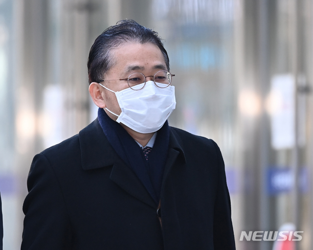 [수원=뉴시스] 김종택기자 = 김학의 전 법무부차관 불법 출국금지 조처 의혹을 받는 차규근 법무부 출입국·외국인정책본부장이 지난 3월5일 오전 경기도 수원지방법원에 구속 전 피의자심문(영장실질심사)을 받기위해 출석하고 있다. 2021.03.05. jtk@newsis.com