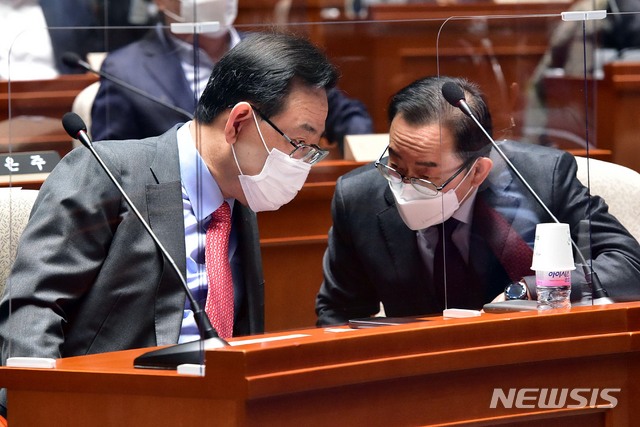 [서울=뉴시스]전진환 기자 = 국민의힘 주호영 원내대표와 이종배 정책위의장이 5일 국회에서 열린 당 의원총회에서 대화를 하고 있다. (공동취재사진) 2021.03.05. photo@newsis.com