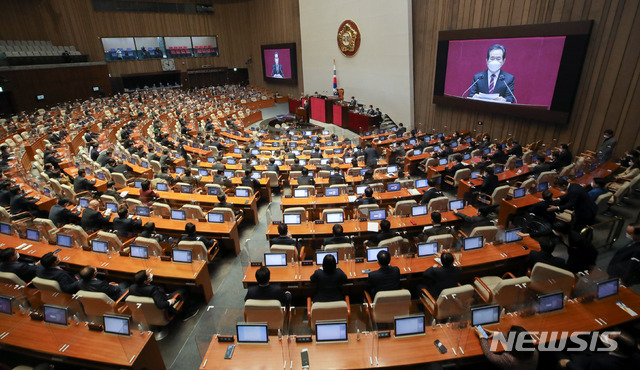 [서울=뉴시스]최동준 기자 = 정세균 국무총리가 5일 서울 여의도 국회에서 열린 본회의에서 2021년도 제1회 추가경정예산안에 대한 정부의 시정연설을 하고 있다. (공동취재사진) 2021.03.05. photo@newsis.com