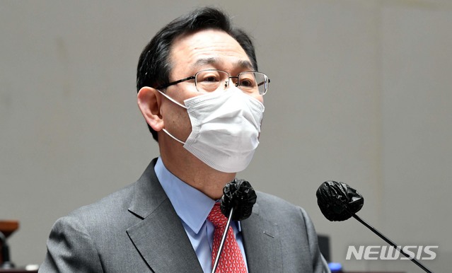 [서울=뉴시스]전진환 기자 = 주호영 국민의힘 원내대표가 5일 서울 여의도 국회에서 열린 국민의힘 의원총회에 참석해 인사말을 하고 있다. (공동취재사진) 2021.03.05. photo@newsis.com