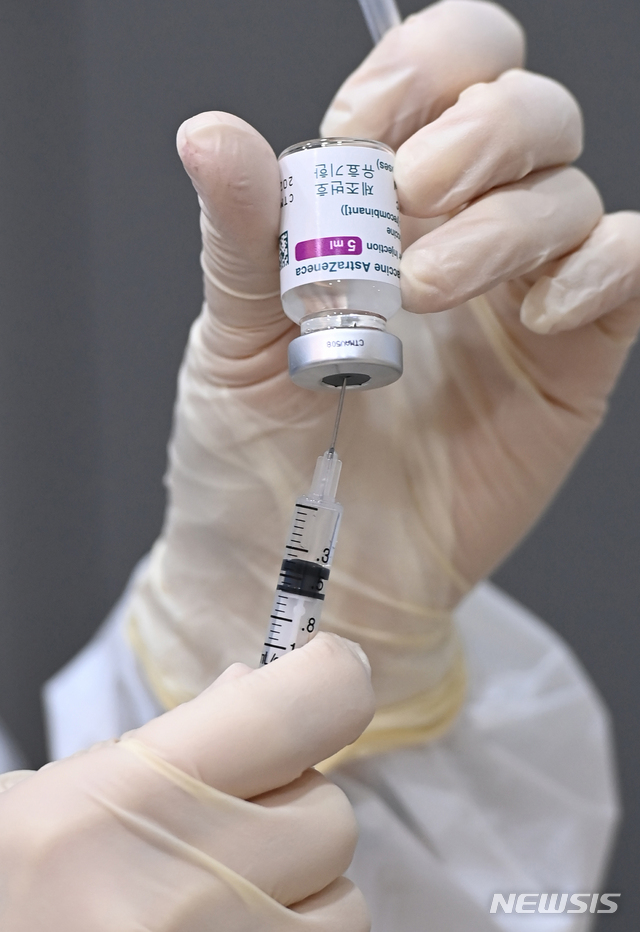 [수원=뉴시스] 김종택기자 = 5일 오전 경기도 수원시 팔달구 이춘택병원에서 의료진이 코로나19 아스트라제네카(AZ) 백신을 주사기에 담고 있다. 이날 총 60여 명의 의료진이 백신을 접종했다. 2021.03.05.jtk@newsis.com