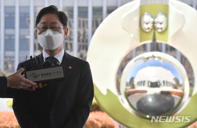 [광주=뉴시스] 신대희 기자 = 박범계 법무부 장관이 5일 광주고검·지검출입문 쪽에서 취재진 질문을 받고 있다. 박 장관은 이날 평검사 간담회를 갖고 검찰 구성원들의 의견을 듣는다. 2021.03.05. sdhdream@newsis.com