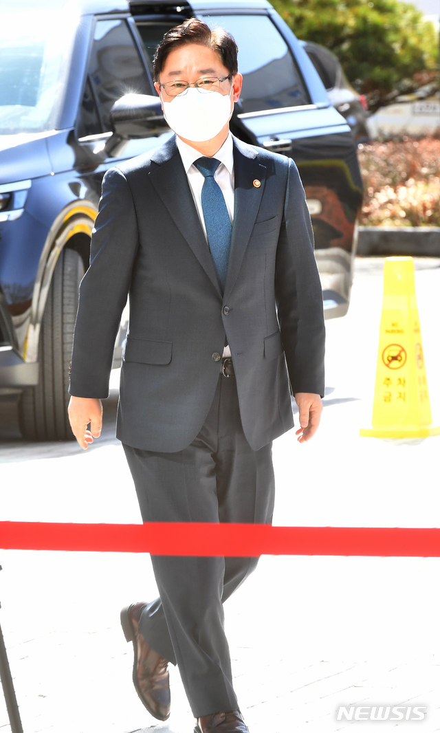 [광주=뉴시스] 신대희 기자 = 박범계 법무부 장관이 5일 광주고검·지검 출입문 쪽으로 걸어오고 있다. 박 장관은 이날 평검사 간담회를 갖고 검찰 구성원들의 의견을 듣는다. 2021.03.05. sdhdream@newsis.com 