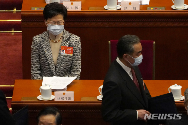 [베이징=AP/뉴시스]캐리람 홍콩 행정장관이 5일 중국 베이징 인민대회당에서 열린 제13기 전국인민대표대회(NPC, 전인대) 개막식에 참석해 앉아 있다. 2021.03.05.