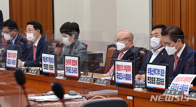 [서울=뉴시스]최동준 기자 = 국민의힘 국토교통위원회 소속 의원들이 5일 서울 여의도 국회에서 변창흠 국토교통부 장관과 장충모 LH 부사장의 국토교통위 상임위 출석 요구와 관련해 의사진행 발언을 하고 있다. 이날 진선미 국회 국토교통위원회 위원장을 비롯한 여당 의원들은 불참했다. (공동취재사진) 2021.03.05. photo@newsis.com