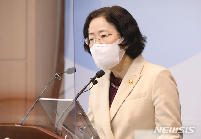 [세종=뉴시스] 강종민 기자 = 조성욱 공정거래위원회 위원장이 지난 5일 정부세종청사에서 전자상거래법(전자 상거래 등에서의 소비자 보호에 관한 법률) 전부 개정안 입법 예고에 대해 설명하고 있다. 2021.03.07. ppkjm@newsis.com