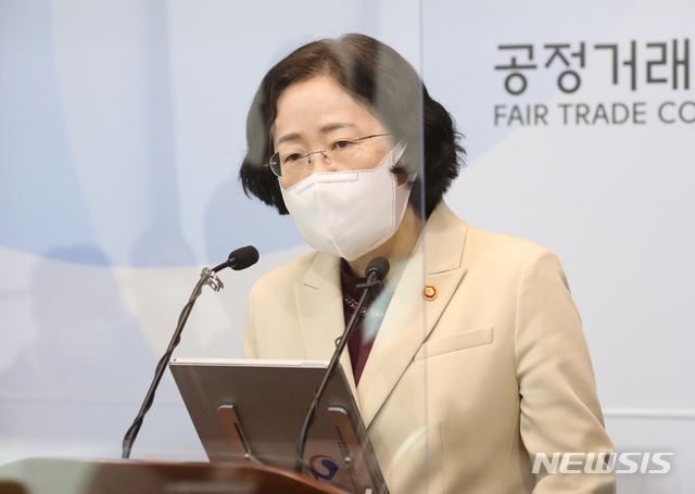 [세종=뉴시스] 강종민 기자 = 조성욱 공정거래위원회 위원원장이 지난 5일 정부세종청사에서 전자상거래법(전자 상거래 등에서의 소비자 보호에 관한 법률) 전부 개정안 입법 예고에 대해 설명하고 있다. 2021.03.07. ppkjm@newsis.com