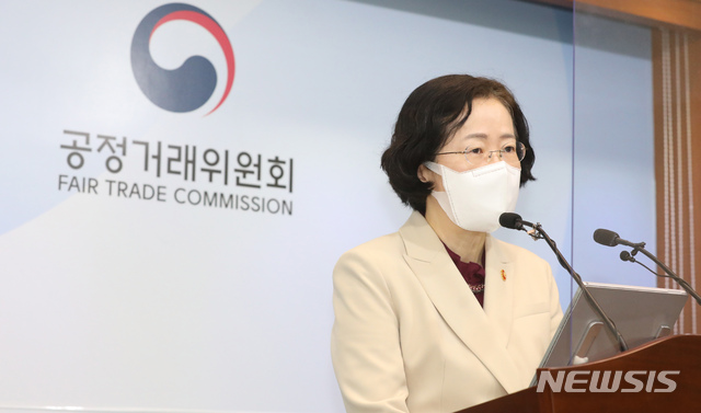 [세종=뉴시스]강종민 기자 = 조성욱 공정거래위원장이 지난 5일 정부세종청사에서 '전자상거래 등에서의 소비자보호에 관한 법률' 전부개정안 입법예고에 대해 설명하고 있다. 2021.03.07.&nbsp; ppkjm@newsis.com