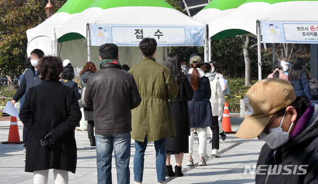 [대구=뉴시스] 이무열 기자 = 대구 지역 코로나19 확진자가 3명으로 집계된 5일 대구 중구 국채보상운동기념공원에 마련된 임시선별검사소에서 시민들이 검사를 받기 위해 줄 서 기다리고 있다. 2021.03.05. lmy@newsis.com