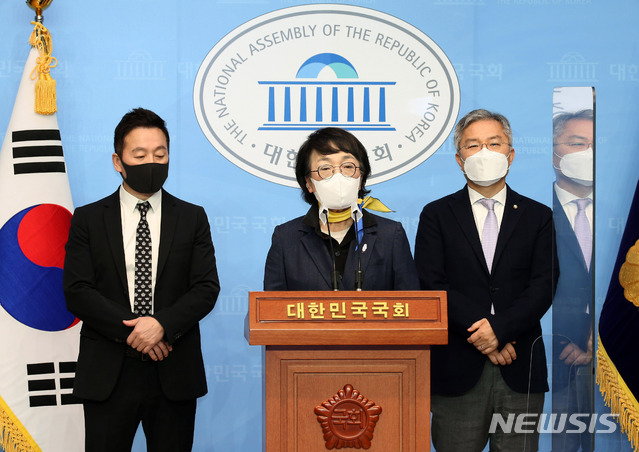 [서울=뉴시스]최동준 기자 = 김진애 열린민주당 서울시장 후보가 5일 오전 서울 여의도 국회에서 재보궐선거 관련 기자회견을 하고 있다. (공동취재사진) 2021.03.05. photo@newsis.com