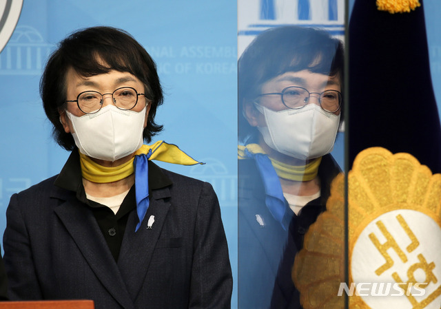 [서울=뉴시스]최동준 기자 = 김진애 열린민주당 서울시장 후보가 5일 오전 서울 여의도 국회에서 재보궐선거 관련 기자회견을 하고 있다. (공동취재사진) 2021.03.05. photo@newsis.com