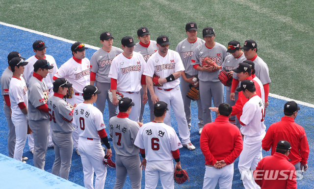 [서귀포=뉴시스]우장호 기자 = 신세계그룹 이마트에 매각된 KBO 프로야구팀 SK 와이번스가 5일 제주 서귀포시 강창학야구장에서 스프링캠프 마지막 훈련을 소화하고 있다. 이날은 선수단이 SK 와이번스 로고가 박힌 유니폼을 입는 마지막날이다. 2021.03.05. woo1223@newsis.com