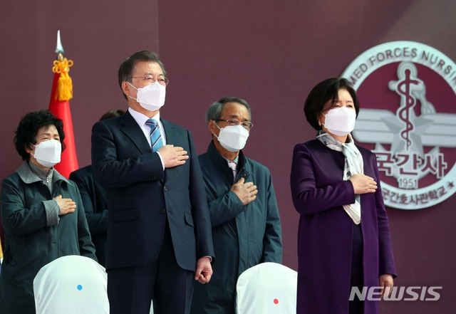 [대전=뉴시스]추상철 기자 = 문재인 대통령과 김정숙 여사가 5일 대전광역시 국군간호사관학교에서 열린 제61기 졸업 및 임관식에 참석해 국민의례를 하고 있다. 2021.03.05. scchoo@newsis.com