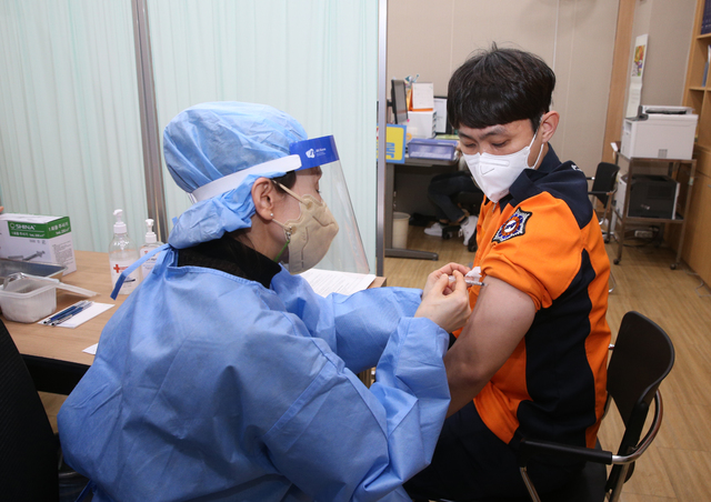 [서울=뉴시스]서울시 소속의 119 구급대원이 5일 서울 구로구보건소에서 코로나19 예방 백신을 접종받고 있다. (사진=서울시소방재난본부 제공) 2021.03.05. photo@newsis.com *재판매 및 DB 금지