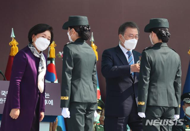 [대전=뉴시스]추상철 기자 = 문재인 대통령이 5일 대전광역시 국군간호사관학교에서 열린 제61기 졸업 및 임관식에 참석해 졸업생도에게 계급장을 수여하고 있다. 2021.03.05. scchoo@newsis.com