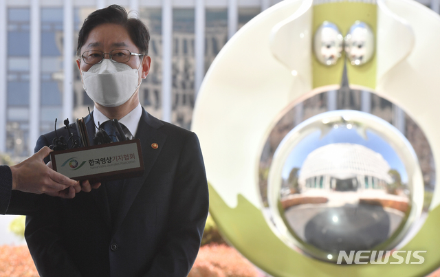 [광주=뉴시스] 신대희 기자 = 박범계 법무부 장관이 5일 광주고검·지검출입문 쪽에서 취재진 질문에 답변하고 있다. 박 장관은 이날 평검사 간담회를 갖고 검찰 구성원들의 의견을 듣는다. 2021.03.05. sdhdream@newsis.com