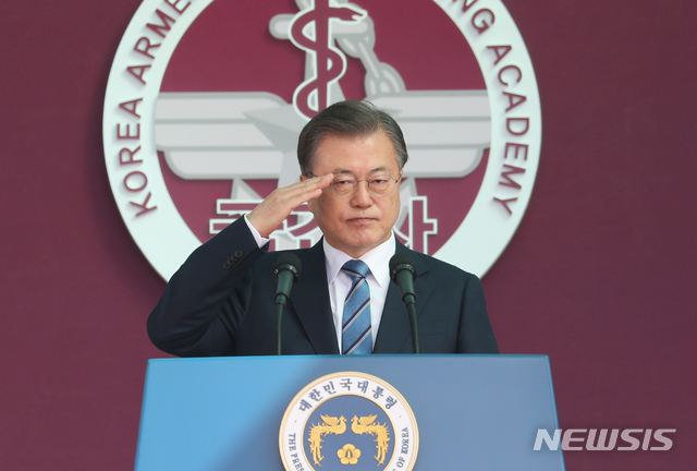 [대전=뉴시스]추상철 기자 = 문재인 대통령이 5일 대전광역시 국군간호사관학교에서 열린 제61기 졸업 및 임관식에 참석해 축사를 마친후 졸업생도들의 경례를 받고 있다. 2021.03.05. scchoo@newsis.com