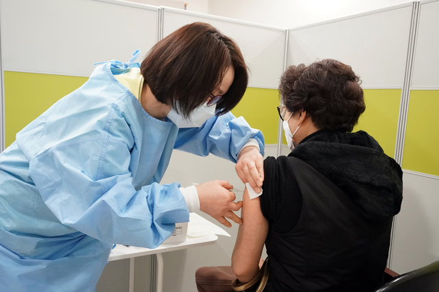 [서울=뉴시스]5일 서울 성북구 보건소에서 코로나19 백신 접종이 진행되고 있다. 성북구는 보건소 내소 접종을 시작, 오는 11일까지 오전 9시부터 오후 4시까지 진행한다. 접종 대상자는 65세 미만 요양시설과 병원 종사자다. (사진=성북구 제공) 2021.03.05. photo@newsis.com *재판매 및 DB 금지