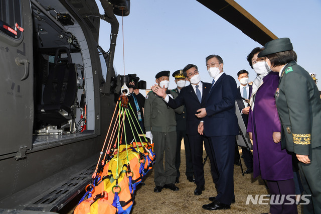 [대전=뉴시스]추상철 기자 = 문재인 대통령과 김정숙 여사가 5일 대전광역시 국군간호사관학교에서 열린 제61기 졸업 및 임관식에 참석해 의무후송 전용헬기인 '메디온' 등 군 의료장비를 둘러보고 있다. 2021.03.05. scchoo@newsis.com