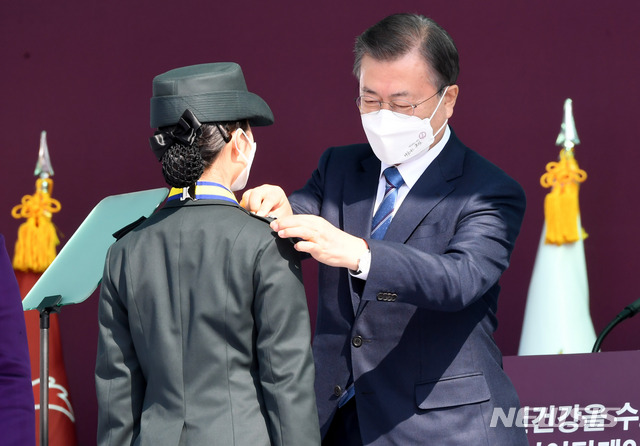 [대전=뉴시스]추상철 기자 = 문재인 대통령이 5일 대전광역시 국군간호사관학교에서 열린 제61기 졸업 및 임관식에 참석해 졸업생도에게 계급장을 수여하고 있다. 2021.03.05. scchoo@newsis.com