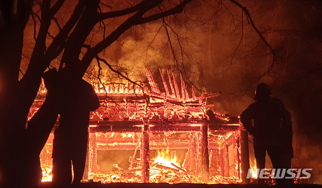 [정읍=뉴시스] 김얼 기자 = 5일 전북 정읍시 내장사 대웅전에 방화로 추정되는 화재가 발생해 불꽃이 치솟아 오르고 있다. 2021.03.05. pmkeul@newsis.com