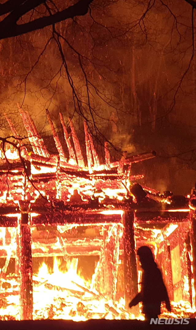 [정읍=뉴시스] 김얼 기자 = 5일 전북 정읍시 내장사 대웅전에 방화로 추정되는 화재가 발생해 불꽃이 치솟아 오르고 있다. 2021.03.05. pmkeul@newsis.com