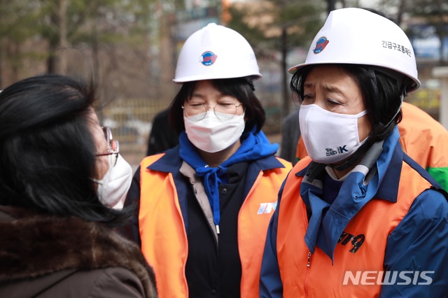 [서울=뉴시스]박영선 더불어민주당 서울시장 보궐선거 후보가 6일 서울 성북구 아파트 화재 현장을 찾아 시민을 만나 대화를 나누고 있다. (사진=박 후보측 제공) 2021.3.6