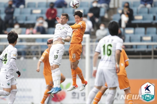 [서울=뉴시스] 전북 현대 일류첸코와 제주 유나이티드 김경재가 공중볼 경합을 하고 있다. (사진=프로축구연맹 제공)