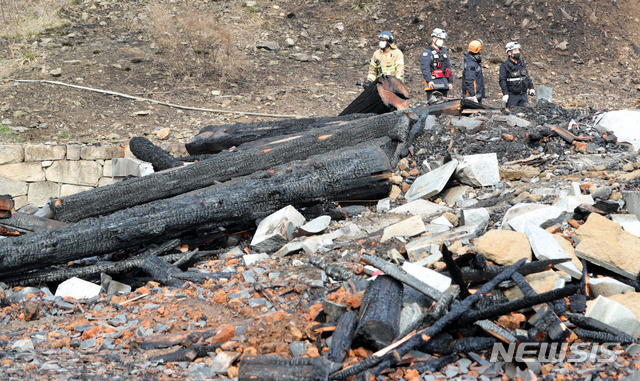 [정읍=뉴시스] 김얼 기자 = 전북 정읍시 내장사 대웅전이 한 승려의 방화로 전소된 6일 대웅전의 잔해가 덩그러니 놓여 있다. 2021.03.06. pmkeul@newsis.com
