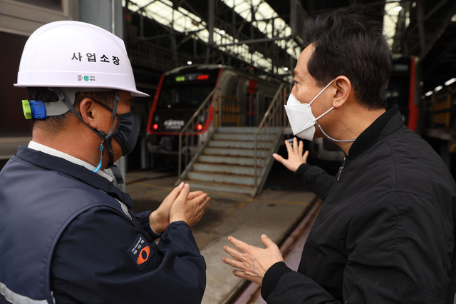 [서울=뉴시스]전진환 기자 = 오세훈 국민의힘 서울시장 보궐선거 후보가 6일 서울 구로구 구로차량기지 방문해 사업소장으로부터 설명을 듣고 있다. (사진=오세훈캠프 제공) 2021.03.06. photo@newsis.com