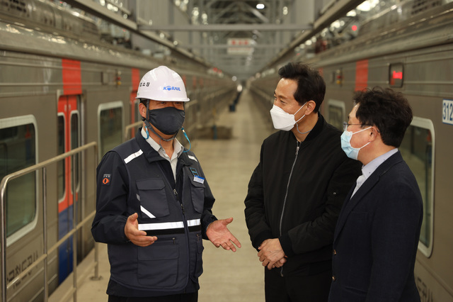 [서울=뉴시스]전진환 기자 = 오세훈 국민의힘 서울시장 보궐선거 후보가 6일 서울 구로구 구로차량기지 방문해 사업소장으로부터 설명을 듣고 있다. (사진=오세훈캠프 제공) 2021.03.06. photo@newsis.com