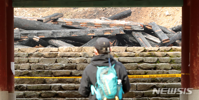 [정읍=뉴시스] 김얼 기자 = 전북 정읍시 내장사 대웅전이 한 승려의 방화로 전소된 6일 대웅전의 잔해가 덩그러니 놓여 있다. 2021.03.06. pmkeul@newsis.com