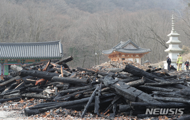 [정읍=뉴시스] 김얼 기자 = 전북 정읍시 내장사 대웅전이 한 승려의 방화로 전소된 6일 대웅전의 잔해가 덩그러니 놓여 있다. 2021.03.06. pmkeul@newsis.com