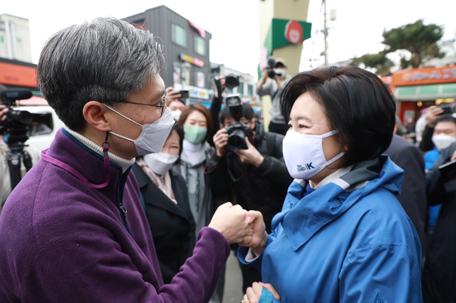 [서울=뉴시스]고범준 기자 = 박영선 더불어민주당 서울시장 보궐선거 후보가 6일 서울 동작구 성대전통시장을 방문해 시대전환 조정훈 후보와 인사하고 있다. (사진=박영선캠프 제공) 2021.03.06. photo@newsis.com *재판매 및 DB 금지