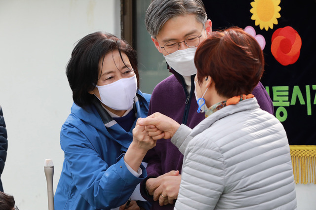[서울=뉴시스]고범준 기자 = 박영선 더불어민주당 서울시장 보궐선거 후보가 6일 서울 동작구 성대전통시장을 방문해 시민들과 인사를 나누고 있다. (사진=박영선캠프 제공) 2021.03.06. photo@newsis.com *재판매 및 DB 금지