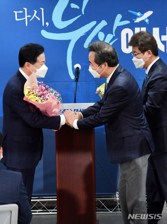 [부산=뉴시스] 하경민 기자 = 더불어민주당 부산시장 보궐선거 경선결과 발표대회가 열린 6일 오후 부산 연제구 민주당 부산시당에서 김영춘(왼쪽 두번쨰) 전 해양수산부 장관이 최종 후보로 선출된 이후 이낙연 대표로부터 축하 꽃다발을 받고 있다. 2021.03.06. yulnetphoto@newsis.com