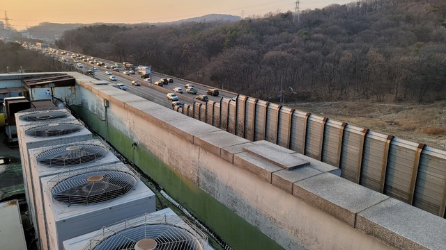 [수원=뉴시스] 박종대 기자 = 지난달 19일 오후 경기 수원시 파장동에 소재한 동원고등학교 건물 옆으로 조성돼 있는 영동고속도로에 많은 차량들이 지니가고 있다. 2021.3.7. pjd@newsis.com *재판매 및 DB 금지