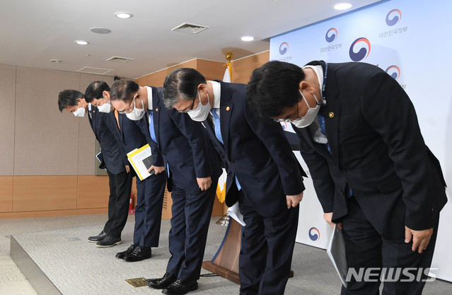 [세종=뉴시스]  홍남기 경제부총리 겸 기획재정부 장관이 7일 서울 광화문 정부서울청사에서 부동산 관계장관회의 후 관계부처 합동으로 '국민께 드리는 말씀'을 발표하고 있다. 김대지 국세청장, 구윤철 국무조정실장, 홍남기 부총리, 변창흠 국토부 장관, 이재영 행안부 차관(왼쪽부터). (사진=기재부 제공)