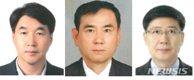 [울산=뉴시스]제33회 울산상공대상 수상자들. 사진 왼쪽부터 백순흠 고려아연㈜ 부사장(경영대상). 송근 ㈜후성 공장장(기술대상), 이종권 오드펠터미널코리아㈜ 대표(안전대상). (사진=울산상공회의소 제공) photo@newsis.com *재판매 및 DB 금지