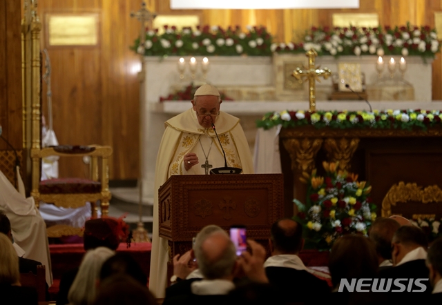 [바그다드(이라크)=AP/뉴시스]프란치스코 교황(사진 가운데)은 6일(현지시간) 이라크 바그다드에 위치한 성요셉 성당에서 미사를 집전했다. 2021.03.07 
