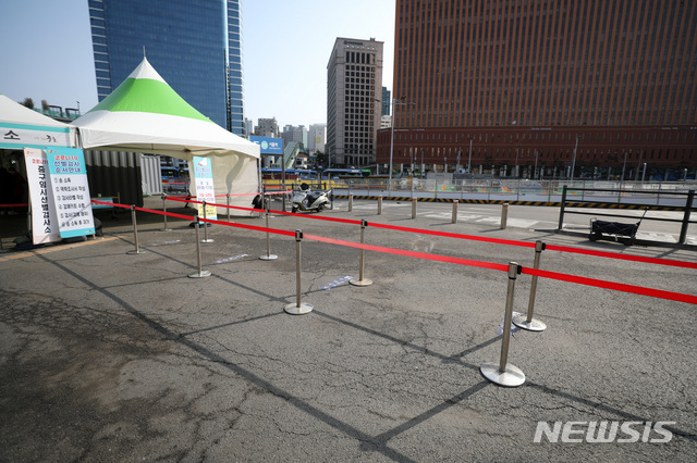 [서울=뉴시스]김선웅 기자 = 0시 기준 416명의 신규 코로나19 확진자가 발생한 7일 오전 서울역 광장에 설치된 코로나19 중구 임시선별검사소가 한산한 모습이다. 2021.03.07. mangusta@newsis.com